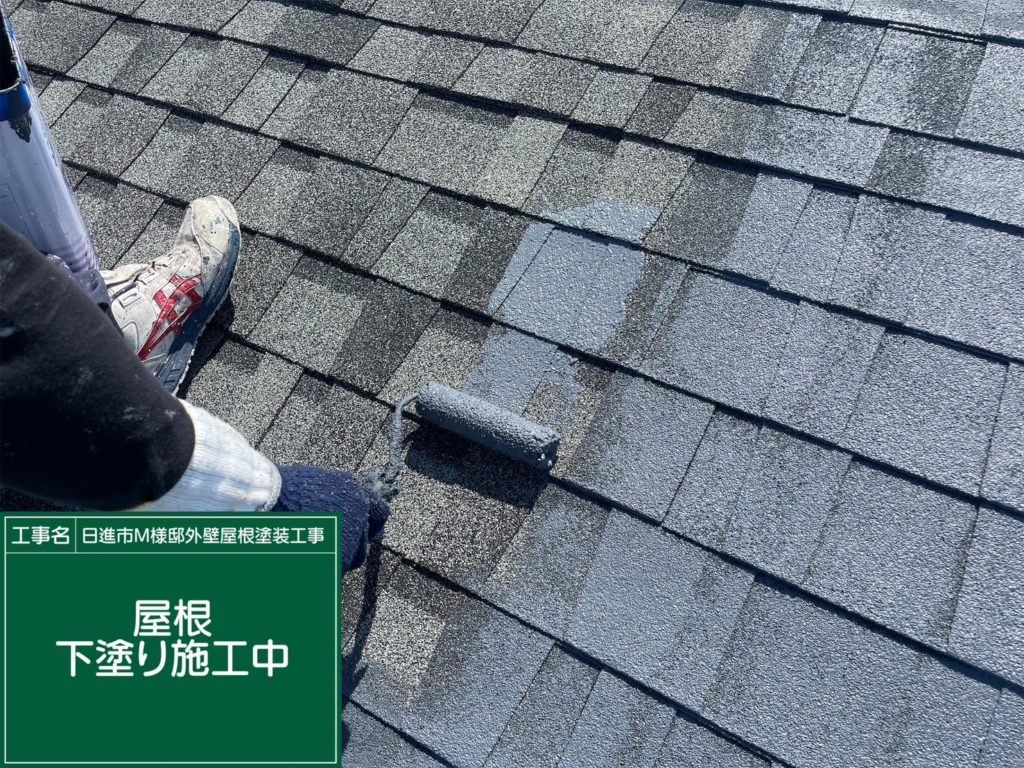 屋根の下塗りを行います。
